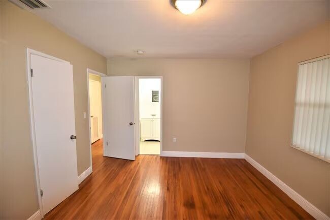 Building Photo - Miami Blessed Home