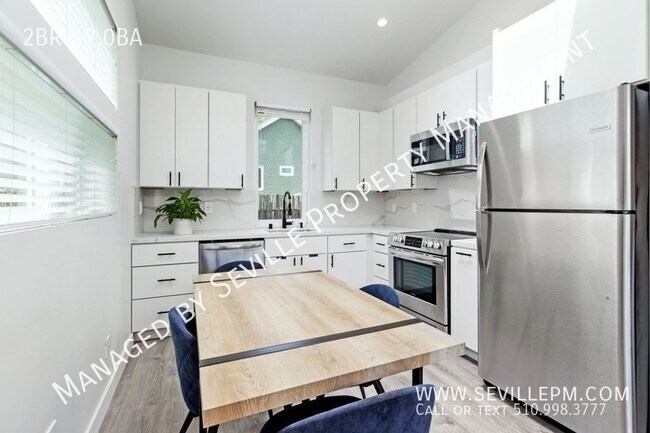 Building Photo - Stunning newer (2023) fully furnished deta...