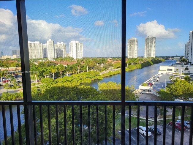 Foto del edificio - 3475 N Country Club Dr