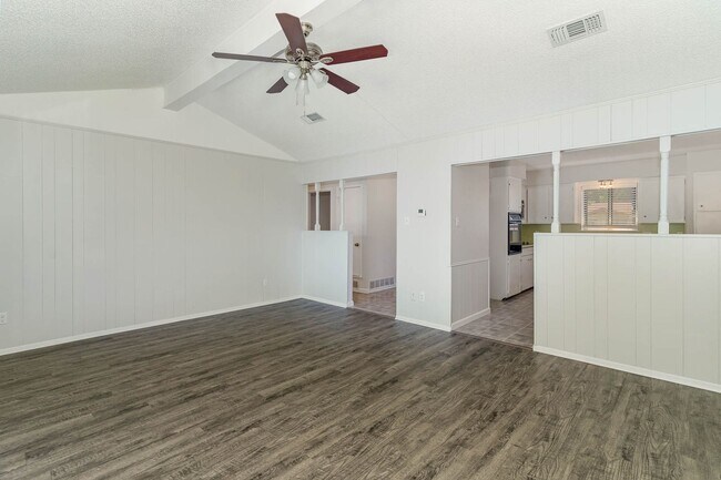 Foto del edificio - Single-Story Gem with Vaulted Ceilings and...