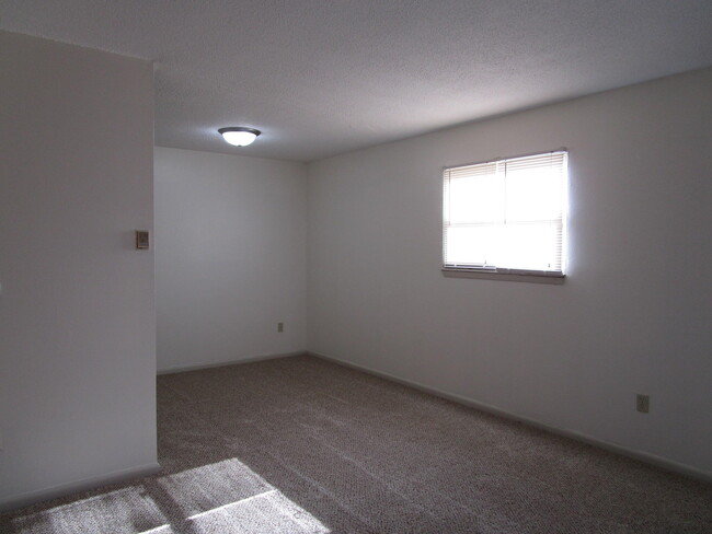 Building Photo - 6200 NE Circle Dr