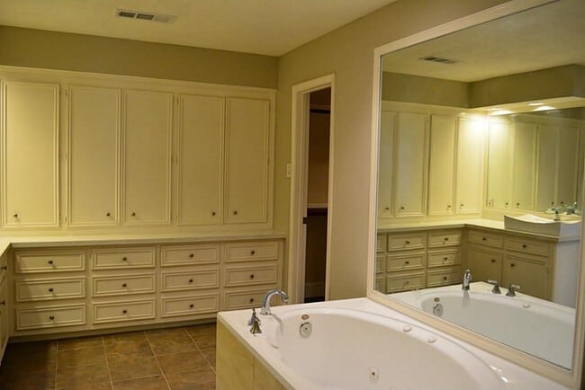 Foto del edificio - 2127 Manor Green Dr