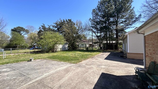 Building Photo - 2106 Giles Dr NE