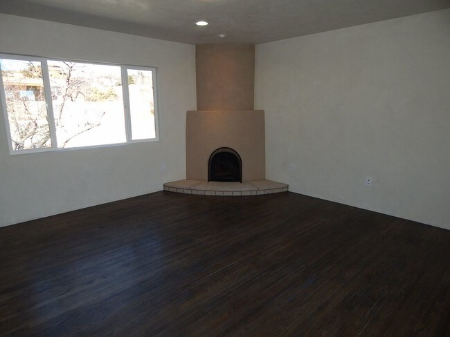 Building Photo - 405 Alamo Dr