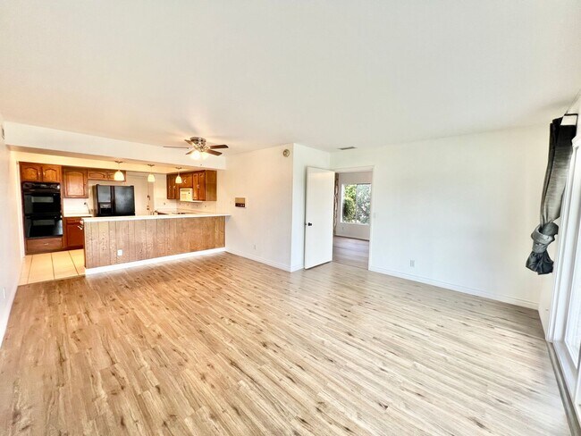 Foto del edificio - Beautiful 4Bd/2Ba With Over 2,000 Square F...