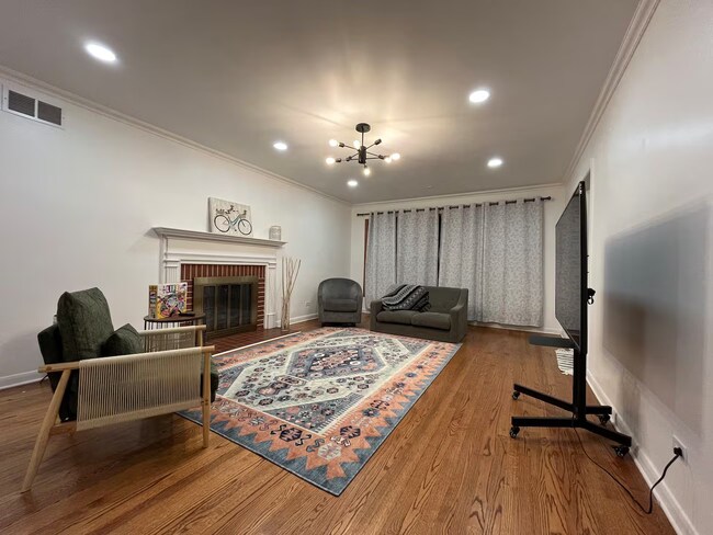 Foto del edificio - 646 N Kaspar Ave