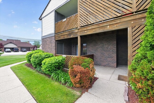 Foto del edificio - $1395 2 bedroom ground floor condo