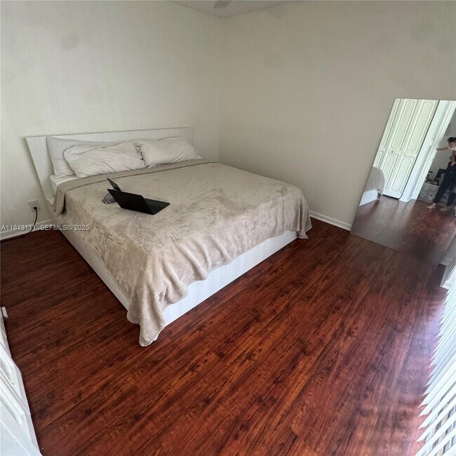 Foto del edificio - 7011 Environ Blvd