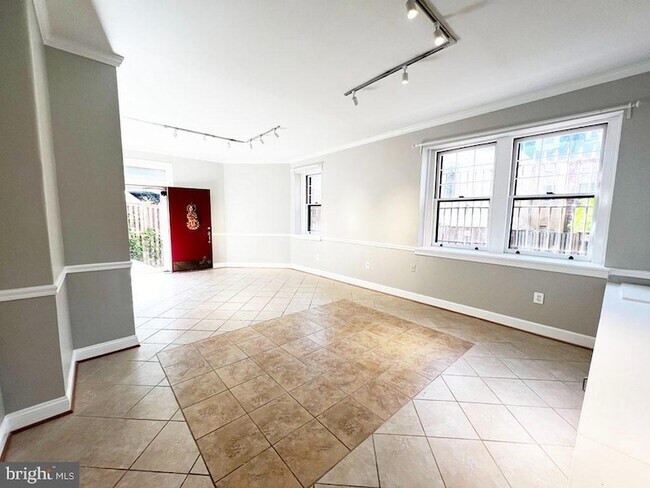 Foto del edificio - 3014 Dent Pl NW