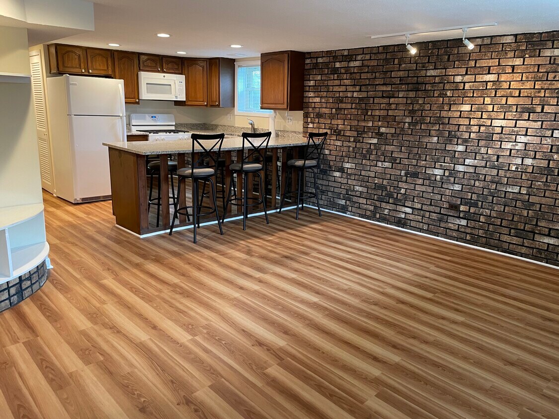 Foto principal - 5000 W Montrose Ave