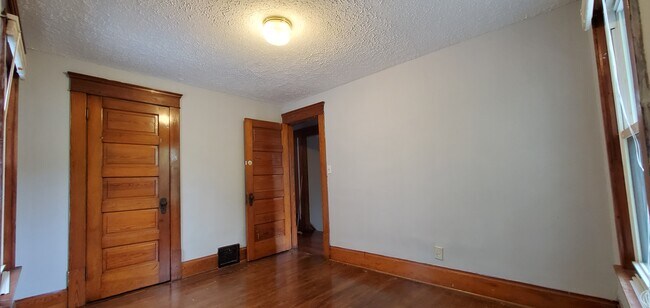 Building Photo - 136 Hollinger Ave
