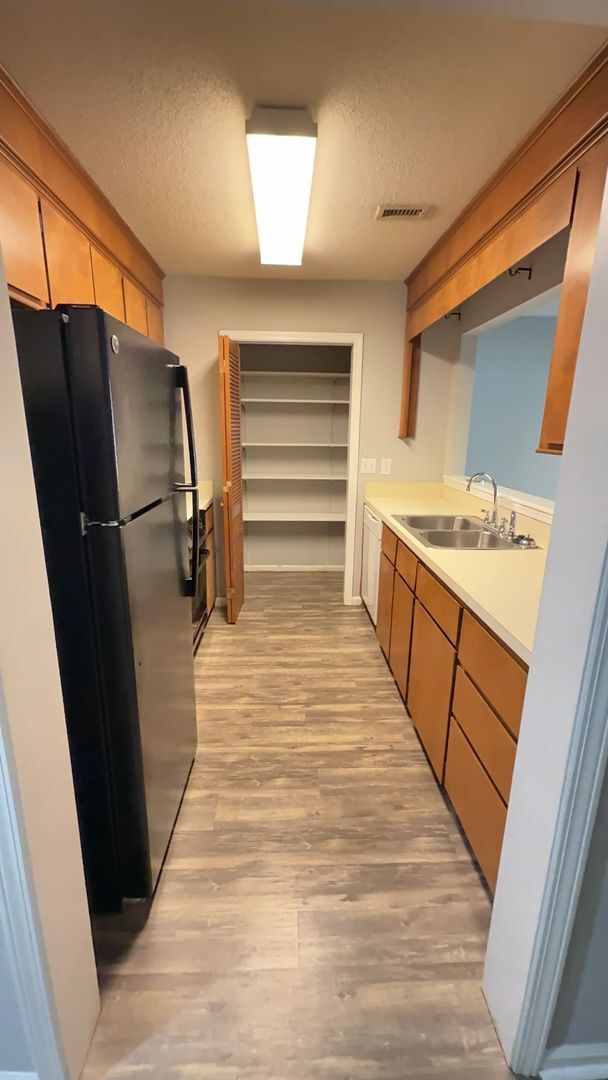 Foto del edificio - Updated 2-Bedroom Townhome Across from Sum...