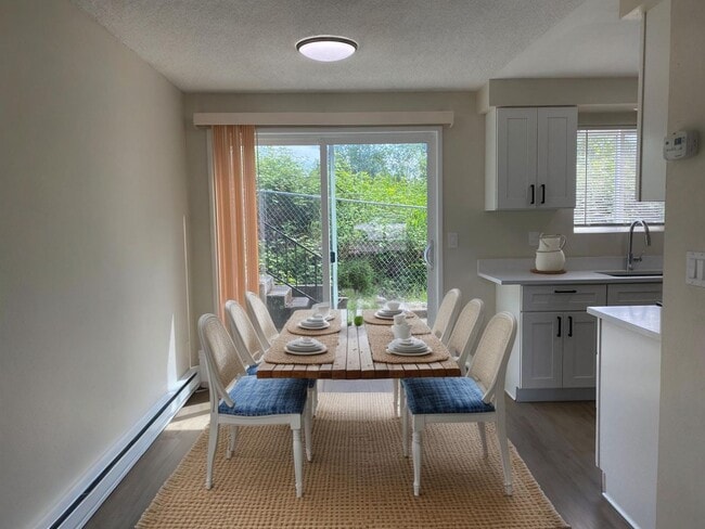 Interior Photo - 1601 N. LaVenture Rd