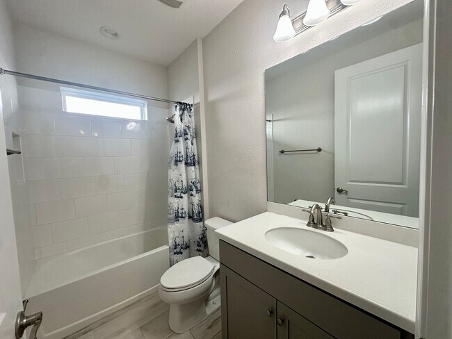 Foto del edificio - Centrally Located in Growing Area, Gated Community!