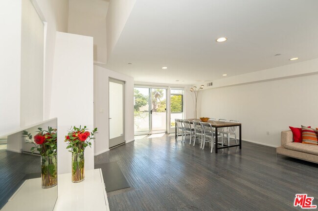 Foto del edificio - 8703 N W Knoll Dr