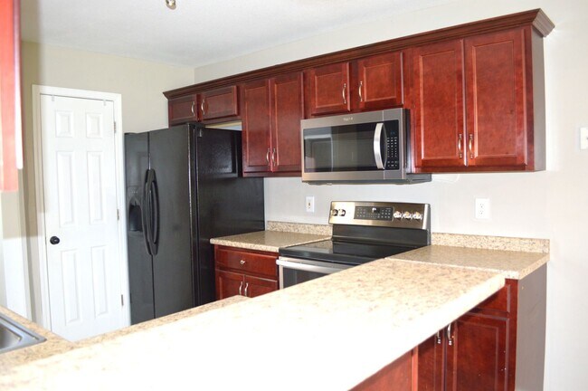 Building Photo - 5 Bedroom 2.5 Bathroom Home