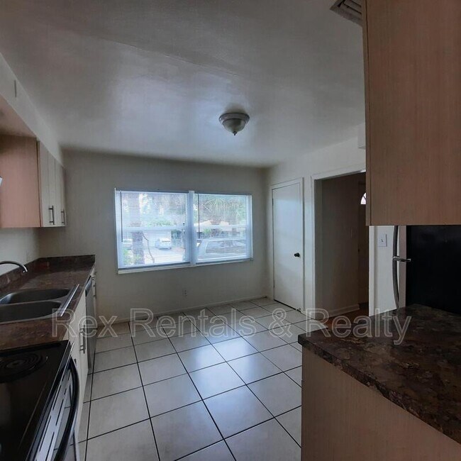 Foto del edificio - 834 38th Ave N