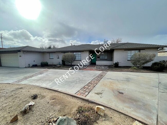 Foto del edificio - 1022 W Lancaster Blvd