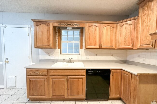Foto del edificio - Beautiful 3 Bed 2 Bath in the Heart of OKC!