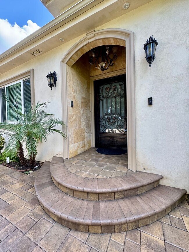 Foto del edificio - Peaceful North Hollywood street, charming three-bedroom, three-bathroom residence