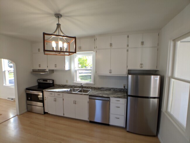 Apartments recientemente renovados con electrodomésticos de acero inoxidable en la cocina - 405 Michigan St
