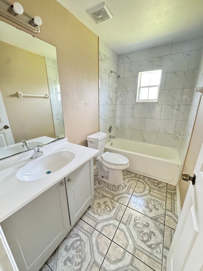 Foto del edificio - 3 Bedroom 2 bath 1482 Sq ft