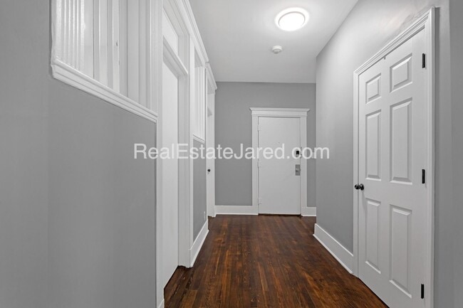 Foto del edificio - Luxury Apt for Rent on Glenville Ave, near...