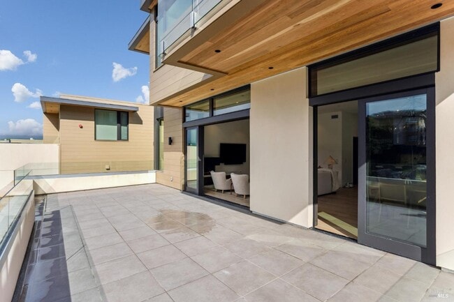 Building Photo - 8 Oak Shore Dr