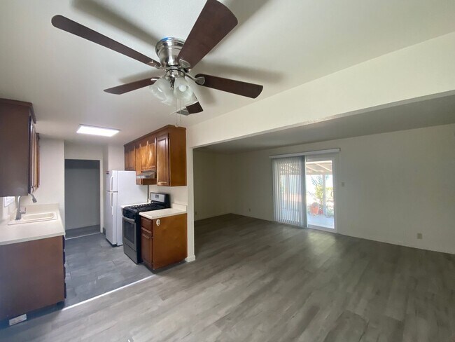 Building Photo - 561 Azalea Way