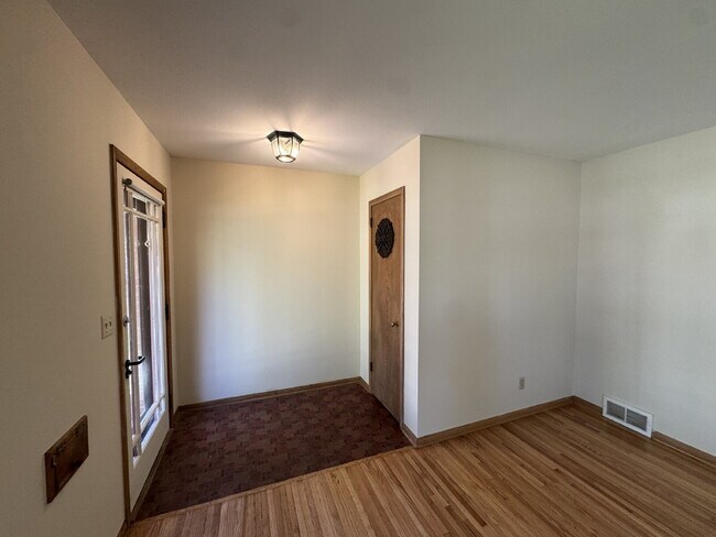 Foto del edificio - Charming 3-Bed Oasis with Fireplace & Finished Basement in Richfield!