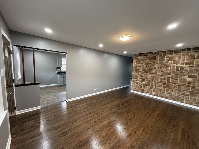 Foto del edificio - 7616 S Lorel Ave