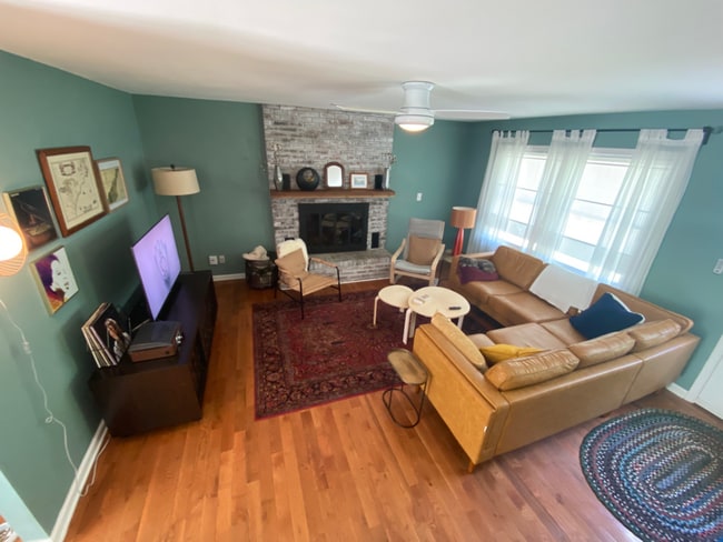Building Photo - 208 Clover Dr