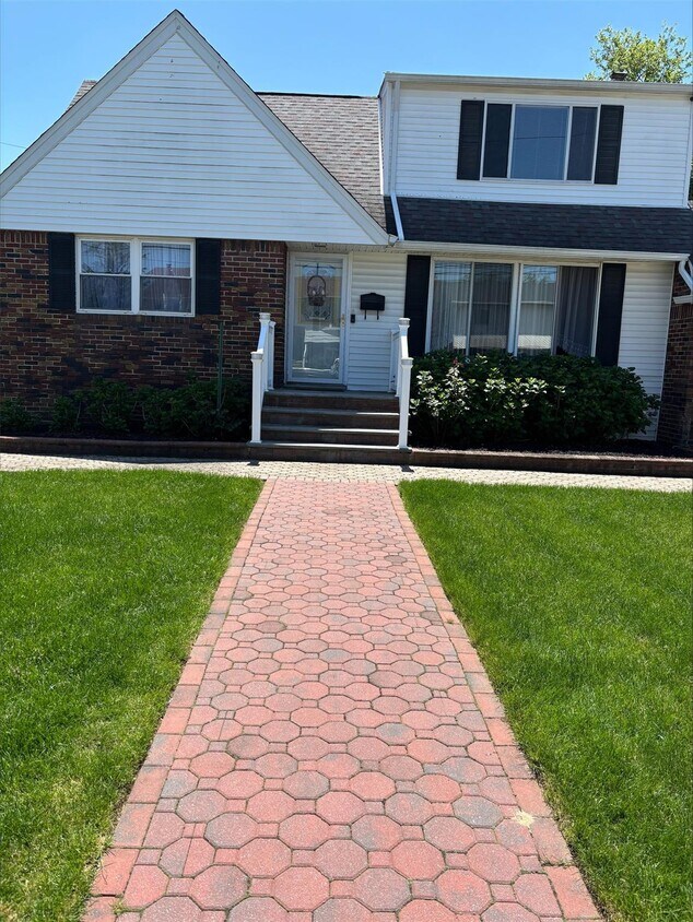 Primary Photo - 325 43rd St
