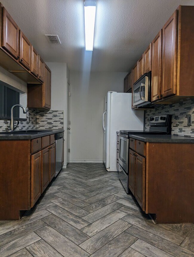 Foto del edificio - Modern Amenities & Ideal Location in Burle...