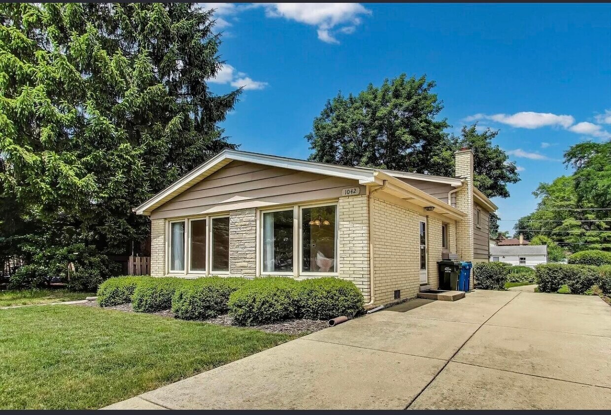 Primary Photo - 1042 Central Rd