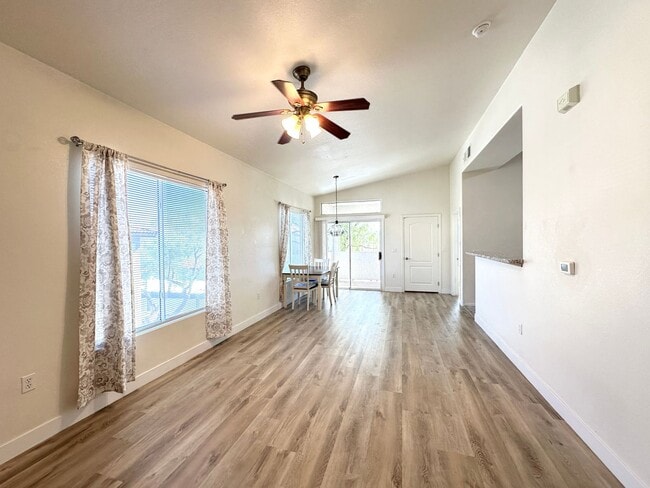 Building Photo - 2305 W Horizon Ridge Pkwy