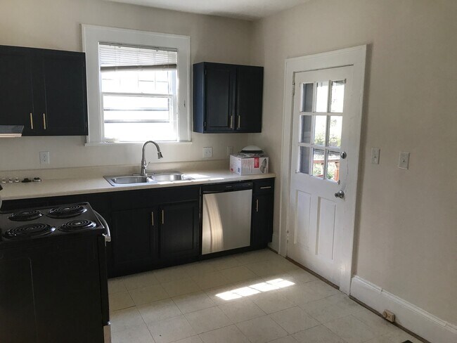 Building Photo - Cute 2 Bedroom Duplex in Plaza Midwood!