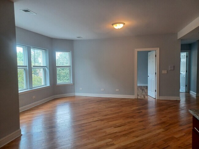 Building Photo - 5731 N Kimball Ave