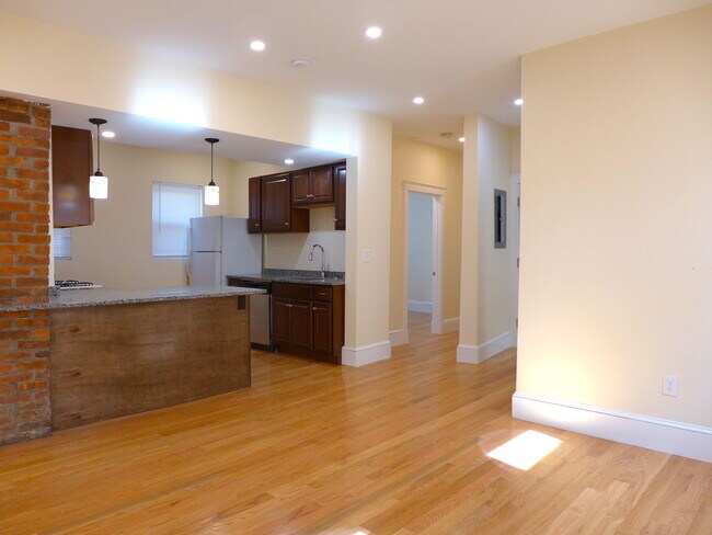 Building Photo - 32 Montfern Ave