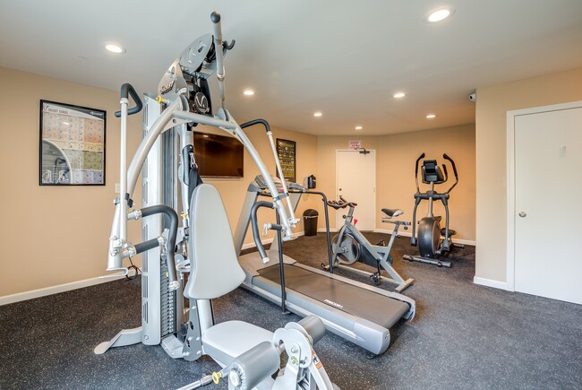 Acogedor gimnasio bien mantenido en Diplomat Apartments en Studio City, CA - The Diplomat