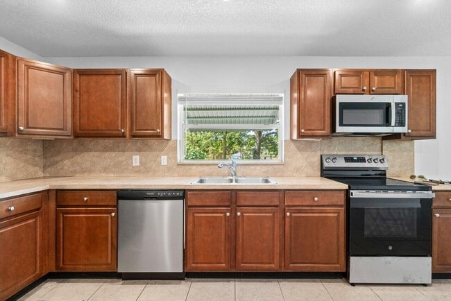 Building Photo - 751 Hummingbird Way