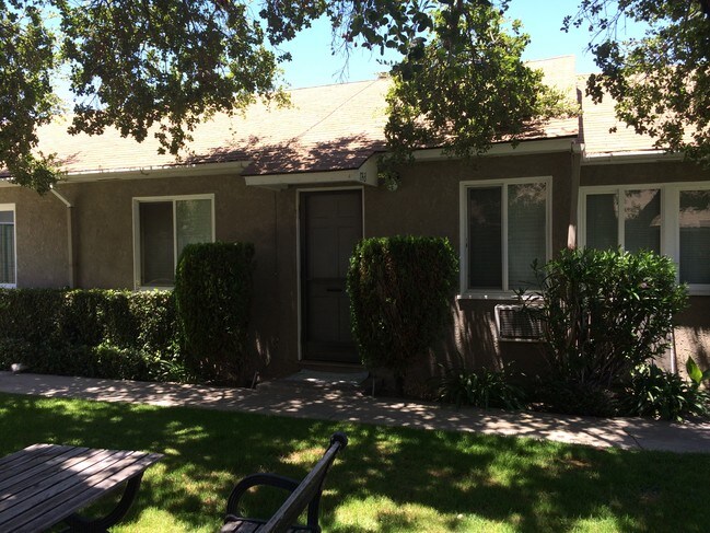 front - 1747 N Hollywood Way