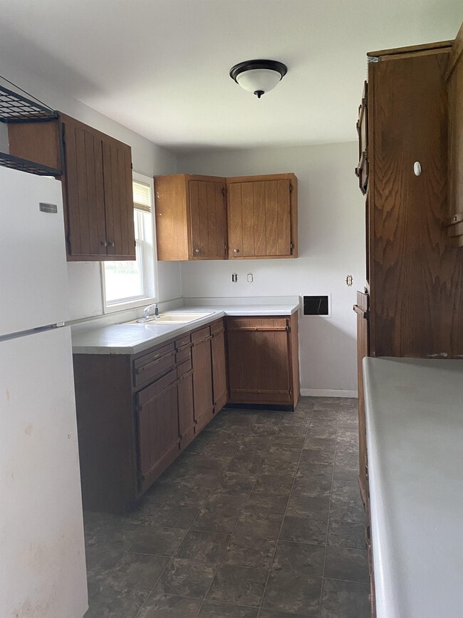 Building Photo - 605 Hillview Dr