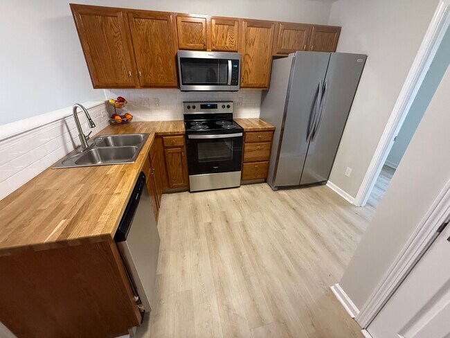 Foto del edificio - 7021 Sunman Rd