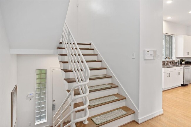 Building Photo - 3925 Gilbert Ave
