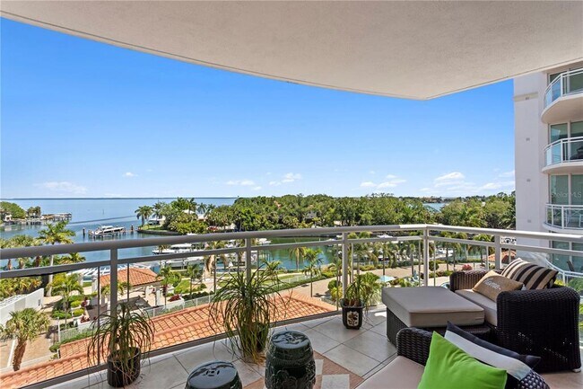 Foto del edificio - 1325 Snell Isle Blvd NE