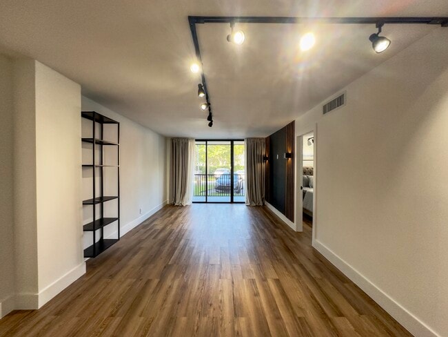 Building Photo - 3301 N Country Club Dr