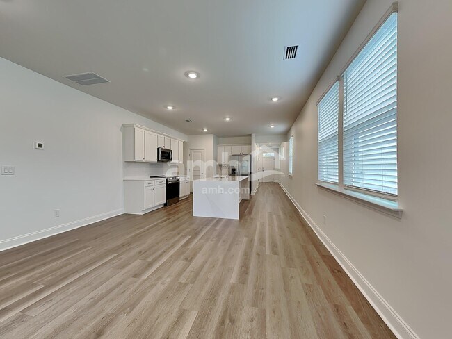 Building Photo - 547 Armstrong Curv