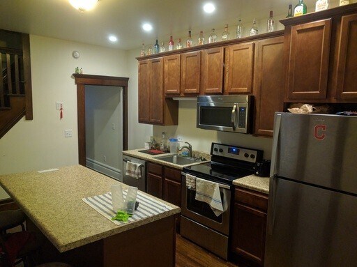 Foto del edificio - NEWLY RENOVATED NORTH CAMPUS - 6 BEDROOM 4 FULL BATHROOMS. THIS ONE HAS IT ALL!