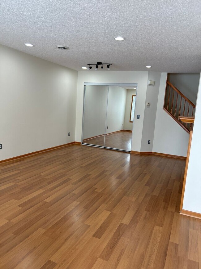 Foto del edificio - 9326 Inland Ln N